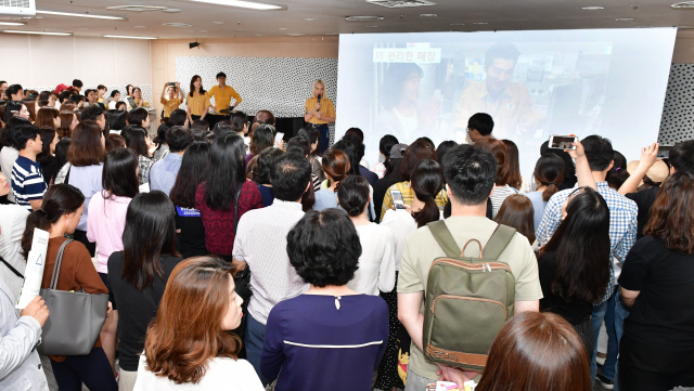 15일 이케아 기흥점 채용설명회에서 참가자들이 안예 하임 점장의 회사 소개를 경청하고 있다. / 사진제공=이케아