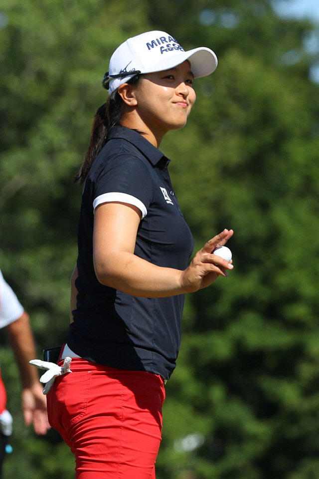 김세영이 LPGA 투어 마라톤 클래식 4라운드 마지막 18번홀에서 우승을 확정한 뒤 갤러리 환호에 답하고 있다. /실베이니아=AFP연합뉴스