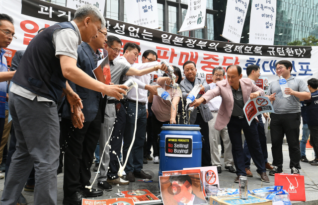한국중소상인자영업자총연합회가 15일 서울 종로구 옛 주한일본대사관 앞에서 