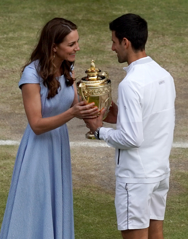 노바크 조코비치(오른쪽)가 15일 영국 왕실의 케이트 미들턴 왕세손비로부터 윔블던 남자단식 우승 트로피를 전달받고 있다. /윔블던=AFP연합뉴스