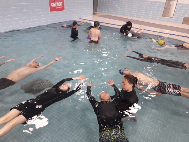 ‘잎새뜨기 생존 수영법 교육’에 참가한 사람들이 13일 잎새뜨기를 배우고 있다.   /사진제공=소방인들의 공간