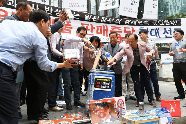 한국중소상인자영업자총연합회가 15일 서울 종로구 옛 주한일본대사관 앞에서 