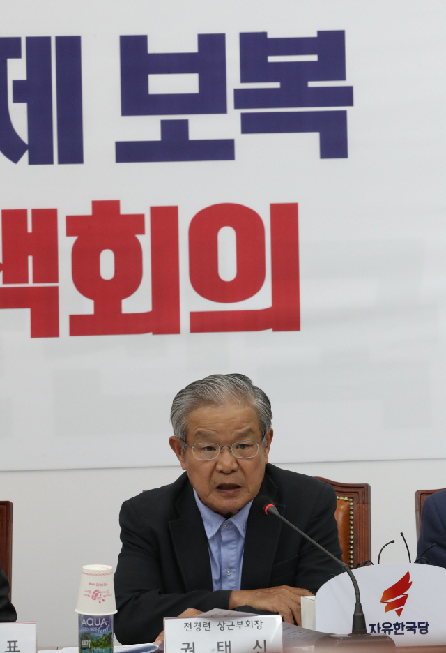 7일 국회에서 열린 자유한국당 ‘일본의 경제보복 관련 긴급대책회의’에서 권태신 전경련 상근부회장이 발언하고 있다. /연합뉴스