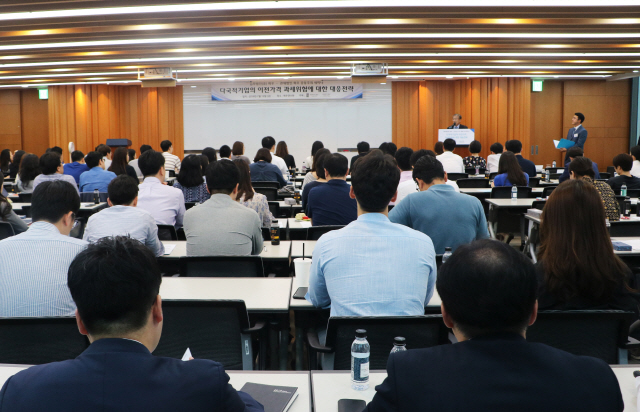 기업 법무·재무팀 관계자들이 지난 12일 법무법인 화우가 서울 삼성동 아셈타워 내 화우연수원에서 개최한 ‘다국적기업의 이전가격 과세위험에 대한 대응전략 세미나’에 참석해 강의를 듣고 있다./사진제공=화우