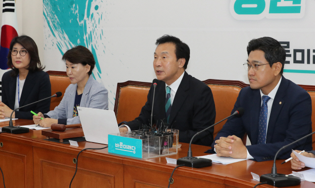 손학규(왼쪽 세번째) 바른미래당 대표가 15일 국회에서 열린 최고위원회의에서 발언하고 있다. /연합뉴스