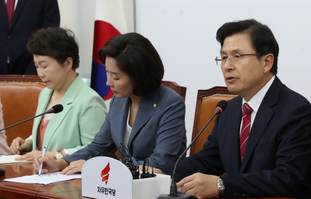 15일 국회에서 열린 한국당 최고위원회의에서 황교안(오른쪽) 대표가 발언하고 있다. 나경원(가운데) 원내대표와 정미경 최고위원도 참석해 있다./연합뉴스