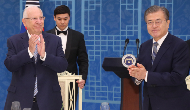 문재인 대통령과 레우벤 리블린 이스라엘 대통령이 15일 청와대 오찬장에 입장하고 있다./연합뉴스