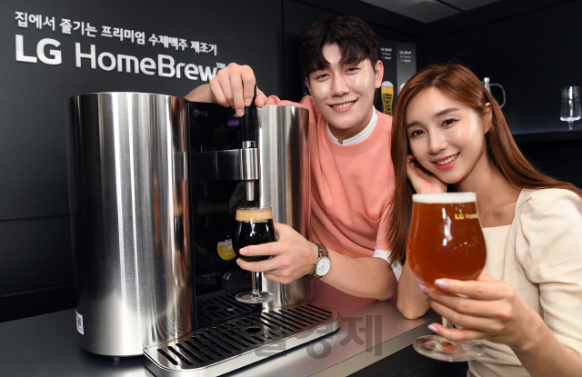16일 서울 정동 주한 영국대사관에서 열린 LG 홈 캡슐 맥주 제조기 ‘홈브루’ 출시 행사에서 모델들이 맥주를 제조해 선보이고 있다. /이호재기자.