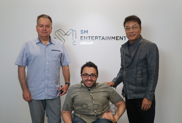 프로듀서 마틴 스티븐스(왼쪽부터), 프레젠터 제임스 발라디, SM 이수만 총괄 프로듀서. /사진제공=SM엔터테인먼트
