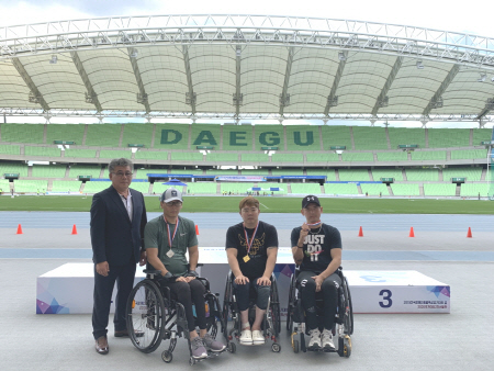 골든블루 정종대(왼쪽 세번째) 선수가 ‘2019 전국장애인종별육상경기대회’ 겸 ‘2020 국가대표 2차 선발전’ 시상식에서 금메달을 받고 기념 촬영을 하고 있다./사진제공=골든블루