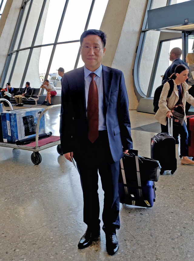 미국을 방문했던 양정철 민주연구원장이 15일(현지시간) 귀국하기 위해 워싱턴DC 인근 덜레스 국제공항에 들어서고 있다. /연합뉴스