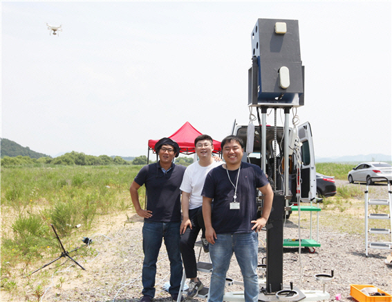 오대건(오른쪽) 협동로봇융합연구센터 선임연구원이 연구팀원들과 한 무인비행시험장에서 레이더탐지 시연을 마친 후 기념촬영을 하고 있다. /사진제공=DGIST
