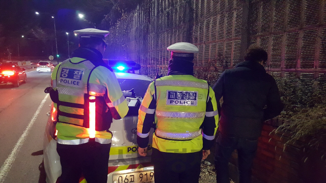 지난해 12월, 서초경찰서 교통경찰의 음주단속이 한창이다. 사진은 기사 내용과 직접적으로 관련이 없음.