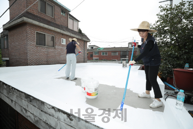 지난 14일 삼화페인트 관계자가 서울 관악구 삼성동에서 차열페인트인 스피쿨 아쿠아를 시공하고 있다. /사진제공=삼화페인트