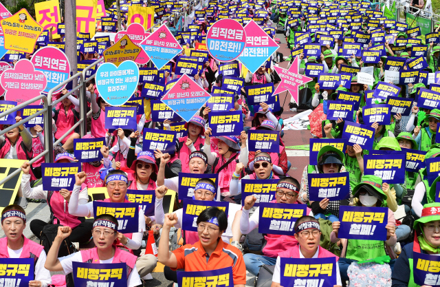 공공 부문 비정규직 근로자 6만여명이 정규직 전환과 처우 개선을 요구하면서 총파업에 들어간 지난 3일 서울 종로구 서울시교육청 앞에서 학교 급식을 담당하는 학교비정규직연대회의 소속 근로자들이 차별 철폐 등을 촉구하는 결의대회를 열고 있다./권욱기자