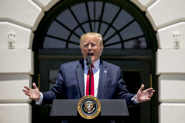 도널드 트럼프 미국 대통령이 15일(현지시간) 백악관에서 열린 ‘미국 상품 쇼케이스’에서 연설하고 있다. /워싱턴DC=AP연합뉴스