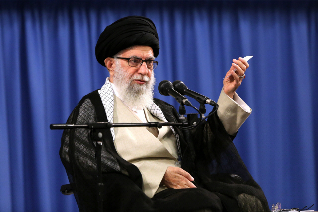 이란 최고지도자 아야톨라 세예드 알리 하메네이가 16일(현지시간) 테헤란에서 이란 성직들과 만나 발언하고 있다. /테헤란=AFP연합뉴스