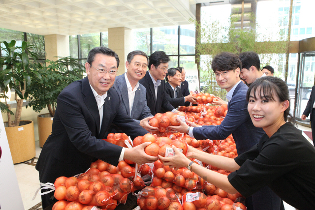 김태영(왼쪽부터) 은행연합회장, 문재우 금융연수원장, 최재영 국제금융센터 원장, 손상호 금융연구원장, 신현준 신용정보원장이 16일 생산과잉에 따른 양파 값의 폭락으로 어려움을 겪는 농가를 돕기 위해 공동구매한 2,000㎏의 양파를 직원들에게 전달하고 있다. /사진제공=은행연합회