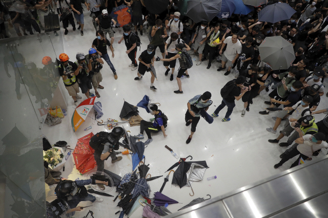 지난 14일 홍콩 사틴 지역의 한 쇼핑몰 안에서 경찰이 시위대와 난투극을 벌이고 있다. /홍콩=AP연합뉴스