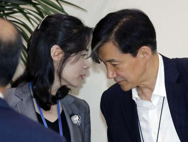 조국 민정수석(오른쪽)과 김외숙 인사수석이 15일 오후 청와대에서 수석보좌관 회의 전 대화하고 있다. / 연합뉴스