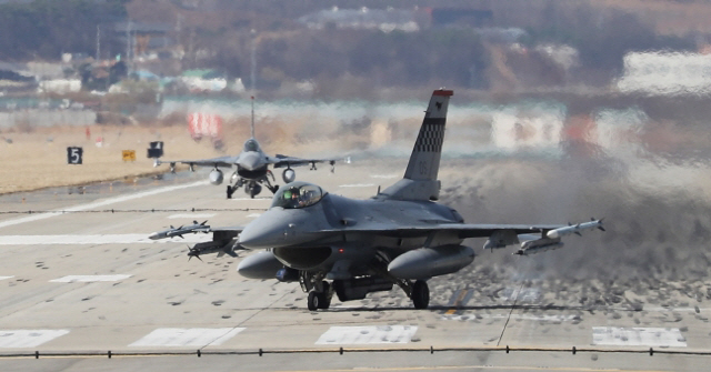 지난해 12월 경기도 평택시 주한미공군 오산기지에 미 공군 F-16 전투기가 착륙하고 있다. /연합뉴스