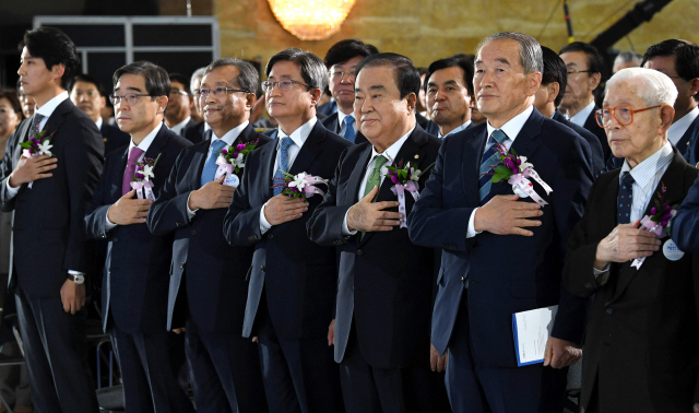 문희상 국회의장(오른쪽 세번째)을 비롯한 5부 요인들이 17일 오전 국회에서 열린 제71주년 제헌절 기념식에서 국기에 경례하고 있다./연합뉴스