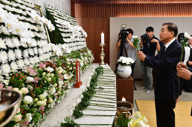 이재오 전 의원이 17일 오전 서울 신촌 세브란스병원 장례식장에 마련된 고 정두언 전 새누리당 의원 빈소를 조문하고 있다. /연합뉴스