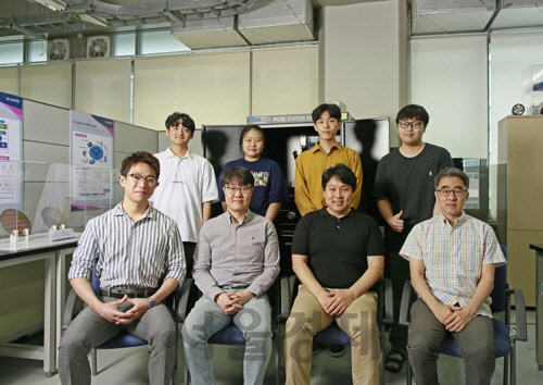 ‘3진법 반도체’의 대면적 웨이퍼 구현에 성공한 김경록(앞줄 왼쪽 세번째) UNIST 교수 연구팀이 미소를 지으며 연구성과를 자축하고 있다. /UNIST