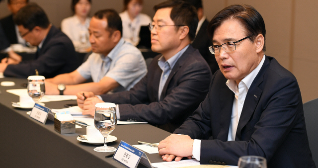 권평오(오른쪽) KOTRA 사장이 17일 서울 그랜드인터컨티넨탈 파르나스에서 차세대 통신 전문가들과 ‘미래차 글로벌 협력 좌담회’를 갖고 있다./오승현기자