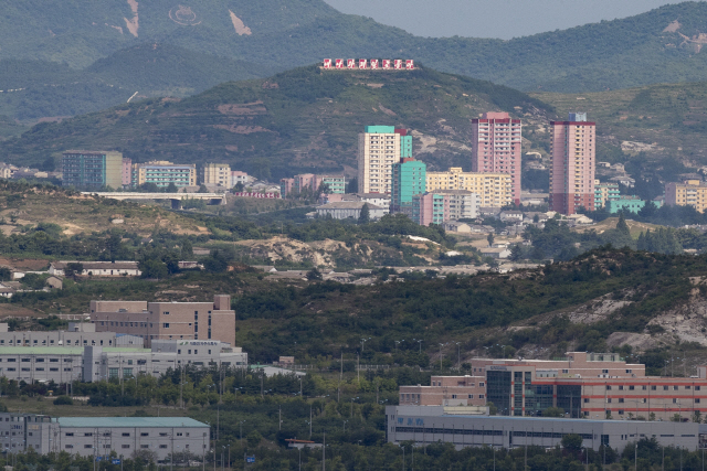 지난 12일 경기도 파주시 서부전선 비무장지대(DMZ) 너머로 개성공단 공장들이 불꺼진 채 방치돼 있다. 개성공단 뒤로는 개성시의 건물이 보이고 있다./연합뉴스