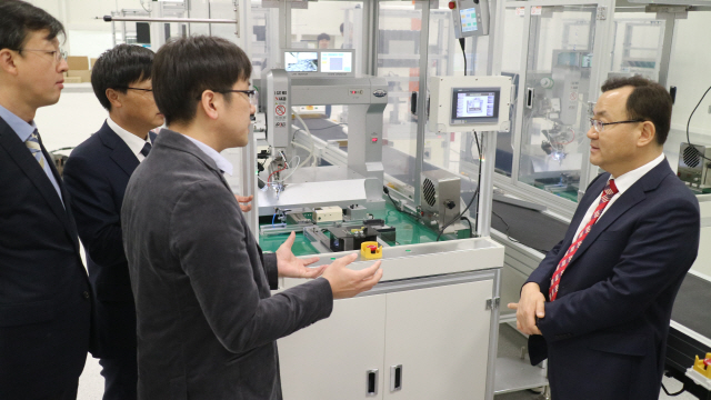 명노현(오른쪽) LS전선 대표이사가 지난 5월  폴란드 사업장의 생산 설비 구축 상황을 점검하고 있다./사진제공=LS전선