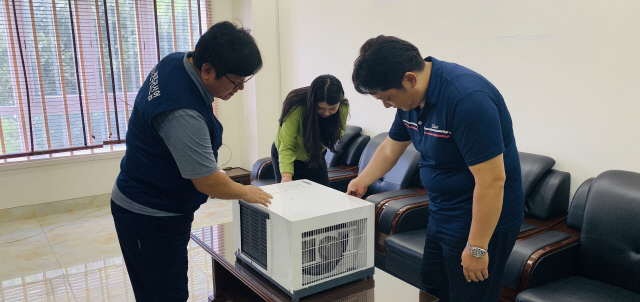 센추리산업 직원들이 납품을 앞두고 있는 엘리베이터 전용 냉방기를 꼼꼼이 살펴보고 있다./사진제공=충남테크노파크