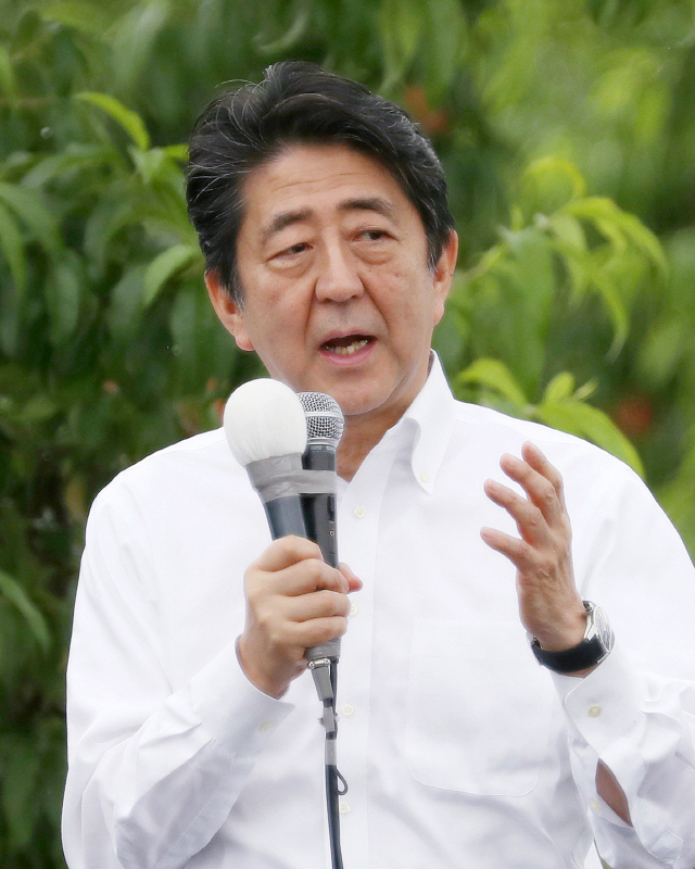아베 신조 일본 총리가 지난 4일(현지시간) 후쿠시마에서 참의원 유세에 나서 지지자들을 향해 연설하고 있다. /후쿠시마=EPA연합뉴스