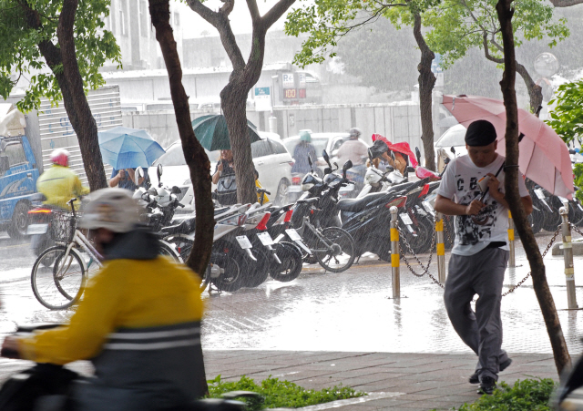 태풍 영향을 받아 비가 내리고 있는 타이완 타이베이 시 / EPA연합뉴스
