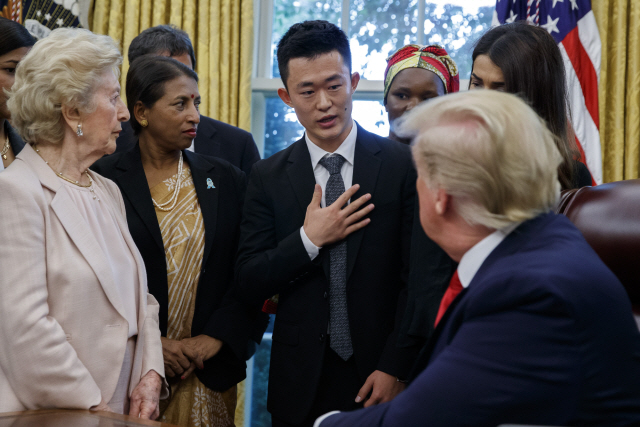 트럼프, 1년 반만에 탈북자 백악관에 초청한 까닭은?