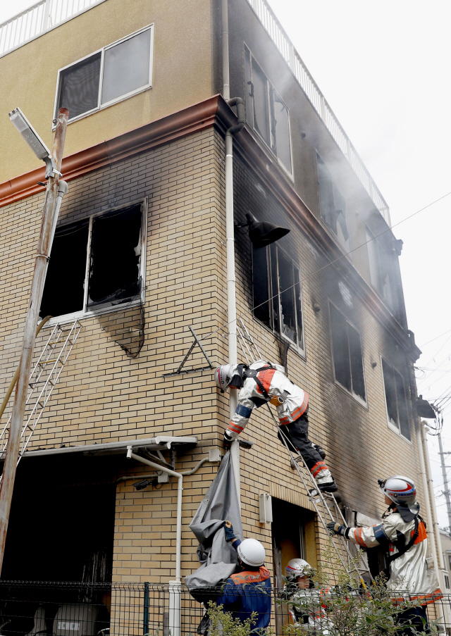 18일 오전 10시 35분께 방화로 불이 난 교토시 후시미(伏見)구 모모야마(桃山)의 애니메이션 제작회사 ‘교토 애니메이션’ 스튜디오 건물에서 소방관들이 잔불을 수습하고 있다. /연합뉴스