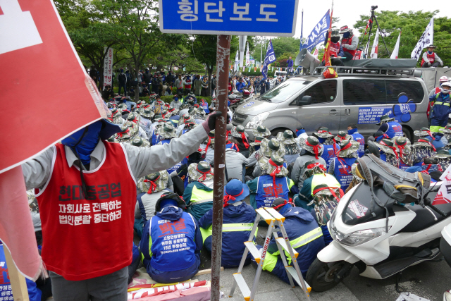 지난 5월31일 현대중공업 주주총회가 열릴 예정이었던 울산 동구 한마음회관 앞에서 법인분할을 반대하는 조합원들이 집회를 열고 있다. /서울경제DB