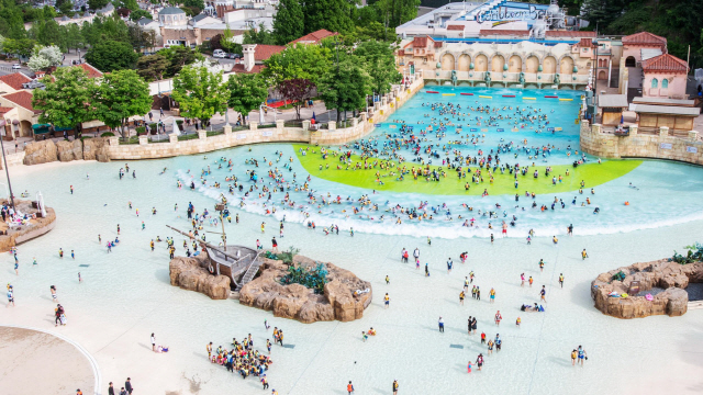 여름 휴가철을 맞아 캐리비안 베이를 찾은 방문객들이 야외 파도 풀에서 물놀이를 즐기고 있다.