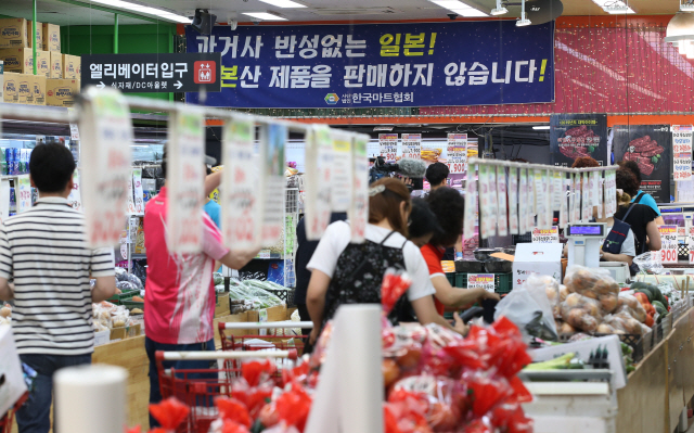 서울 은평구의 한 마트에 일본 제품을 팔지 않는다는 안내문이 걸려 있다. /연합뉴스