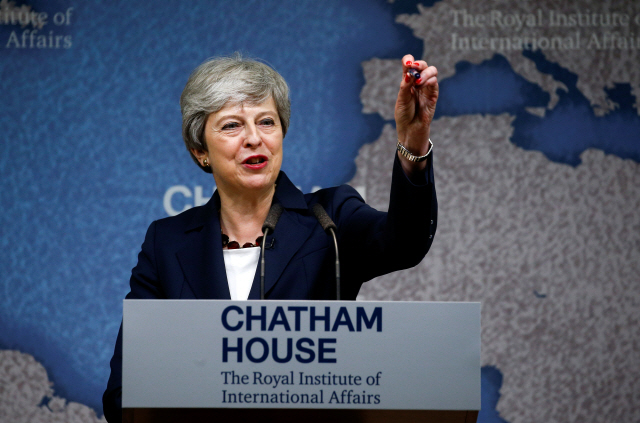 테리사 메이 영국 총리가 17일(현지시간) 런던 채텀하우스에서 연설하고 있다. /런던=로이터연합뉴스