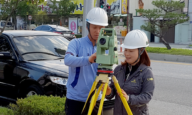 주산엔지니어링 직원들이 대학생들을 교육시키며 산학협력 인재양성에 적극적으로 임하고 있다. /사진제공=주산엔지니어링