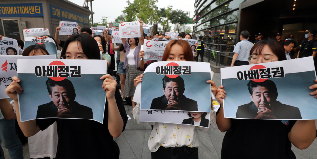 일본대사관 앞에서 차량 방화…70대 남성 위독