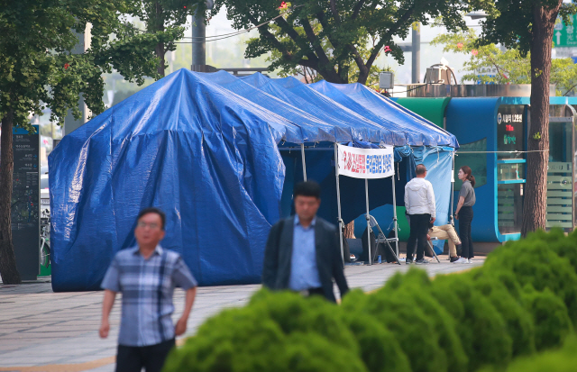 19일 오전 서울 세종대로 광화문광장 인근 서울파이낸스센터(SFC) 빌딩 앞에 우리공화당의 천막이 설치돼 있다. 우리공화당은 이날 오전 2시 30분께부터 파이낸스센터 빌딩 앞에 천막 3개 동을 기습 설치했다. 지난 16일 서울시의 행정대집행에 앞서 천막을 자진 철거한 지 사흘만이다. /연합뉴스