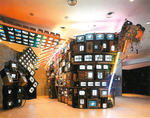 백남준이 1993년 대전엑스포 전시장 내 재생조형관에 설치한 대형 TV조각 ‘거북선’(오른쪽부터)과 ‘한산도’, ‘퀴리부인’ 등의 작품이 개막을 앞두고 있다. /사진제공=박영덕