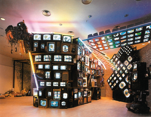 백남준이 1993년 대전엑스포 전시장 내 재생조형관에 설치한 대형 TV조각 ‘거북선’(왼쪽부터)과 ‘한산도’, ‘정약용’ 등의 작품이 개막을 앞두고 있다. ‘거북선’ 왼쪽에는 작품 ‘수족관’ 설치가 한창이다. /사진제공=박영덕