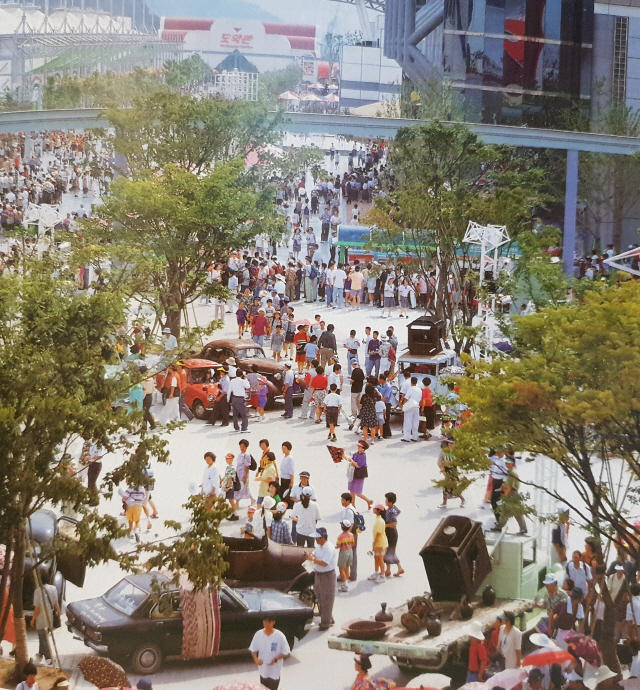 1993년 대전시에서 열린 대전엑스포에 방문한 관람객들이 ‘전자초고속도로’를 주제로 백남준이 만든 8대의 클래식 자동차 비디오 조각들을 관람하고 있다. /사진제공=박영덕