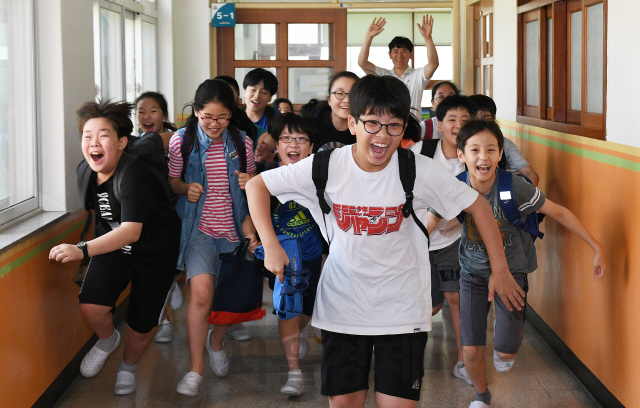 19일 서울 구로구 고원초등학교에서 방학식을 마친 어린이들이 담임선생님의 배웅을 받으며 집으로 향하고 있다./오승현기자 2019.7.19