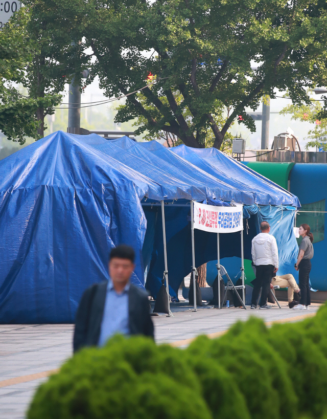 기습설치 8시간만에…천막 자진 철거한 우리공화당