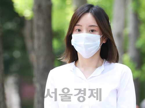 19일 경기 수원시 수원구치소에서 석방된 황하나씨가 취재진 질문에 답하고 있다. /연합뉴스