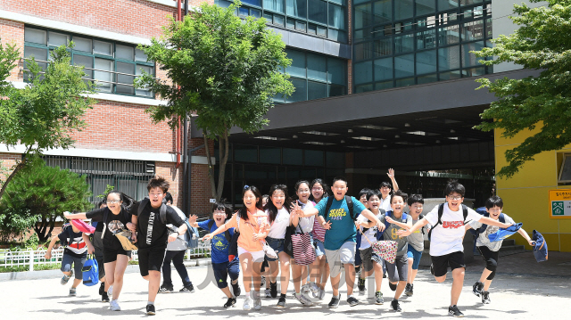 19일 서울 구로구 고원초등학교에서 방학식을 마친 어린이들이 담임선생님의 배웅을 받으며 집으로 향하고 있다./오승현기자 2019.7.19